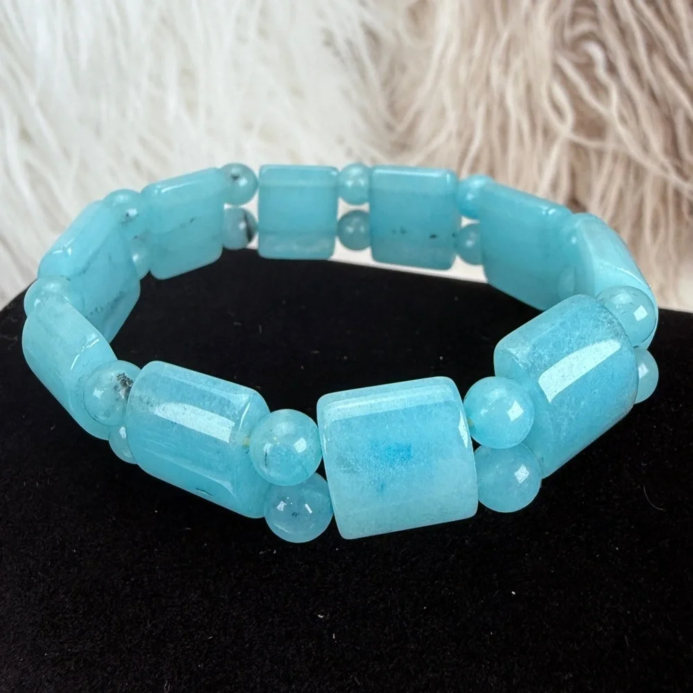 Gorgeous, weighted blue stone stretch costume bracelet
